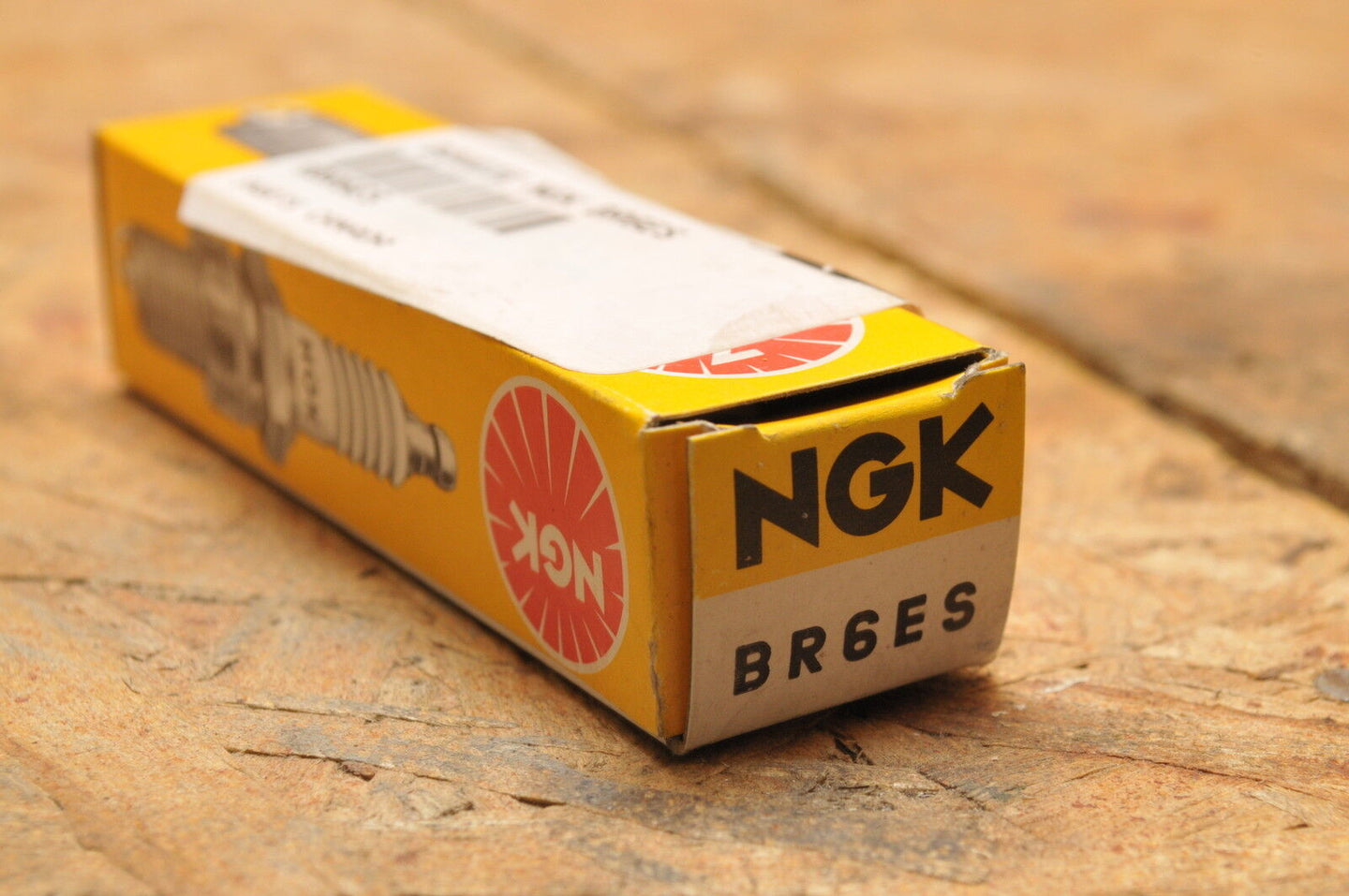 NEW NGK SPARK PLUG BR6ES 4922 - Like New