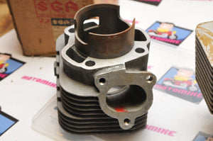 NOS OEM SUZUKI CYLINDER JUG PAIR LH RH LEFT/RIGHT 11210-97200 11220-97200  - Like New