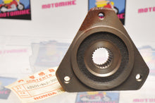 Load image into Gallery viewer, OEM VINTAGE Honda 42401-942-300 BOSS, REAR WHEEL ATC90 K3 K4 K5 1975-77 - Like New