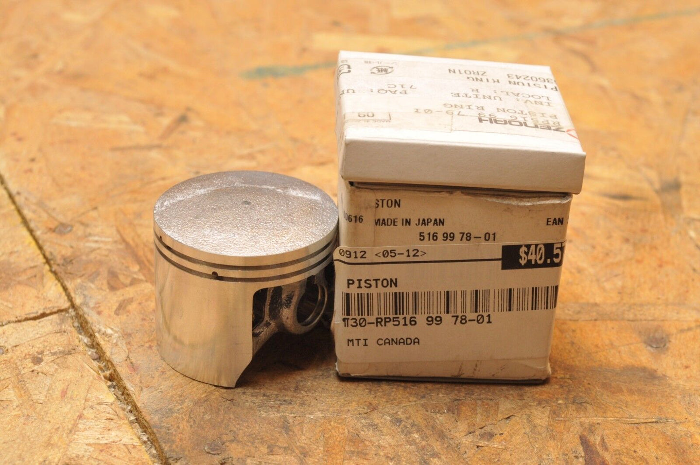 NEW NOS MTI PISTON - (HUSQVARNA?) 516 99 78-01 / 72880 WITH RINGS - Like New