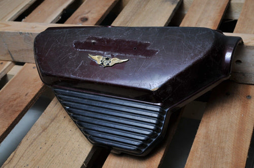 GENUINE HONDA SIDE COVER 83600-415-000 RIGHT CX500 BURGUNDY - Very Good