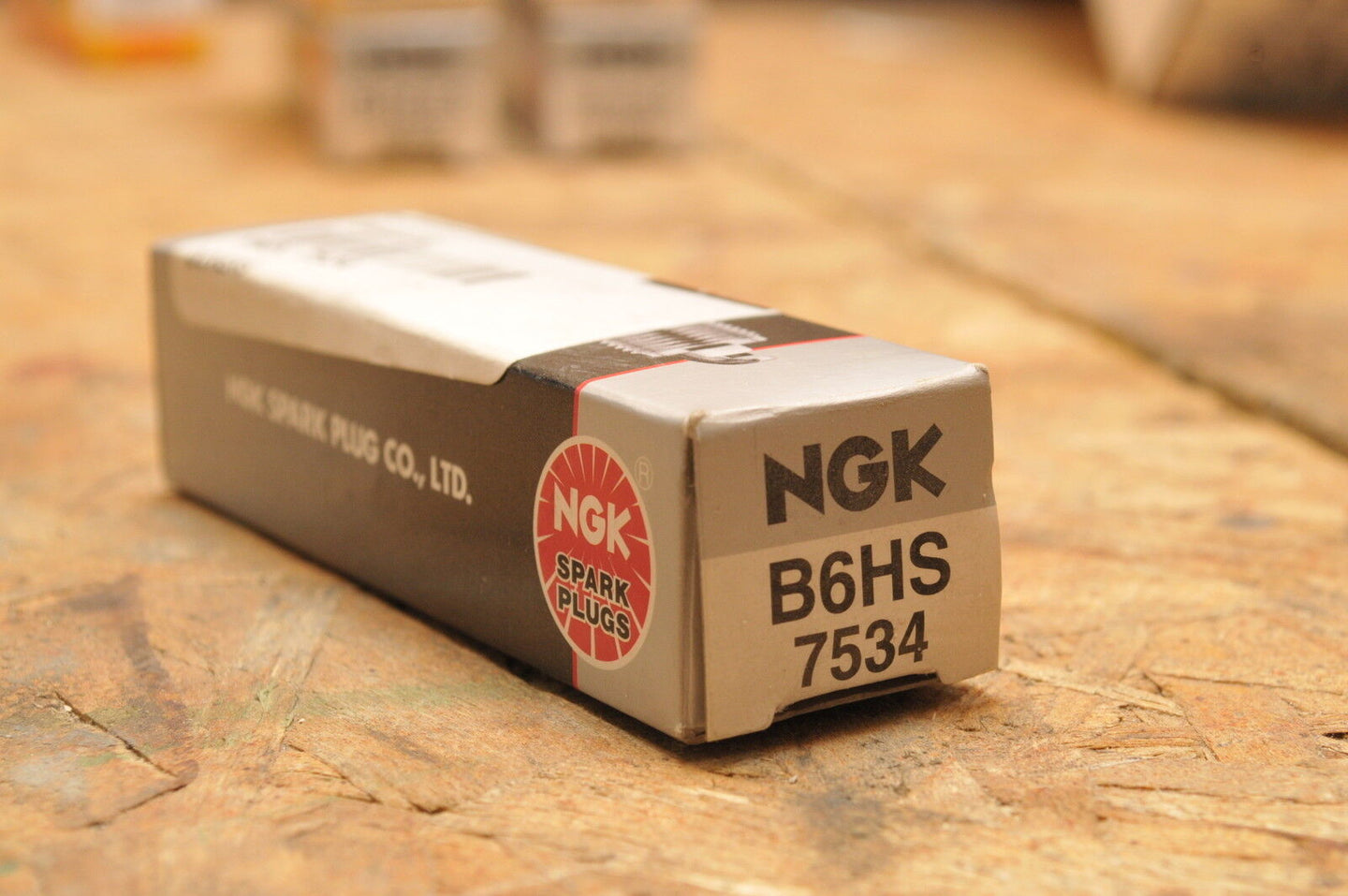 NEW NGK SPARK PLUG B6HS 7534 - Like New