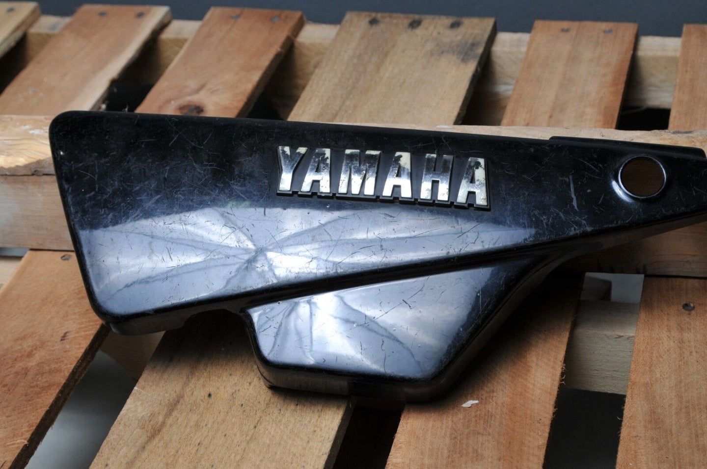 GENUINE YAMAHA SIDE COVER 1982 SECA 650 BLACK LEFT 4K0-21711-00 - Very Good