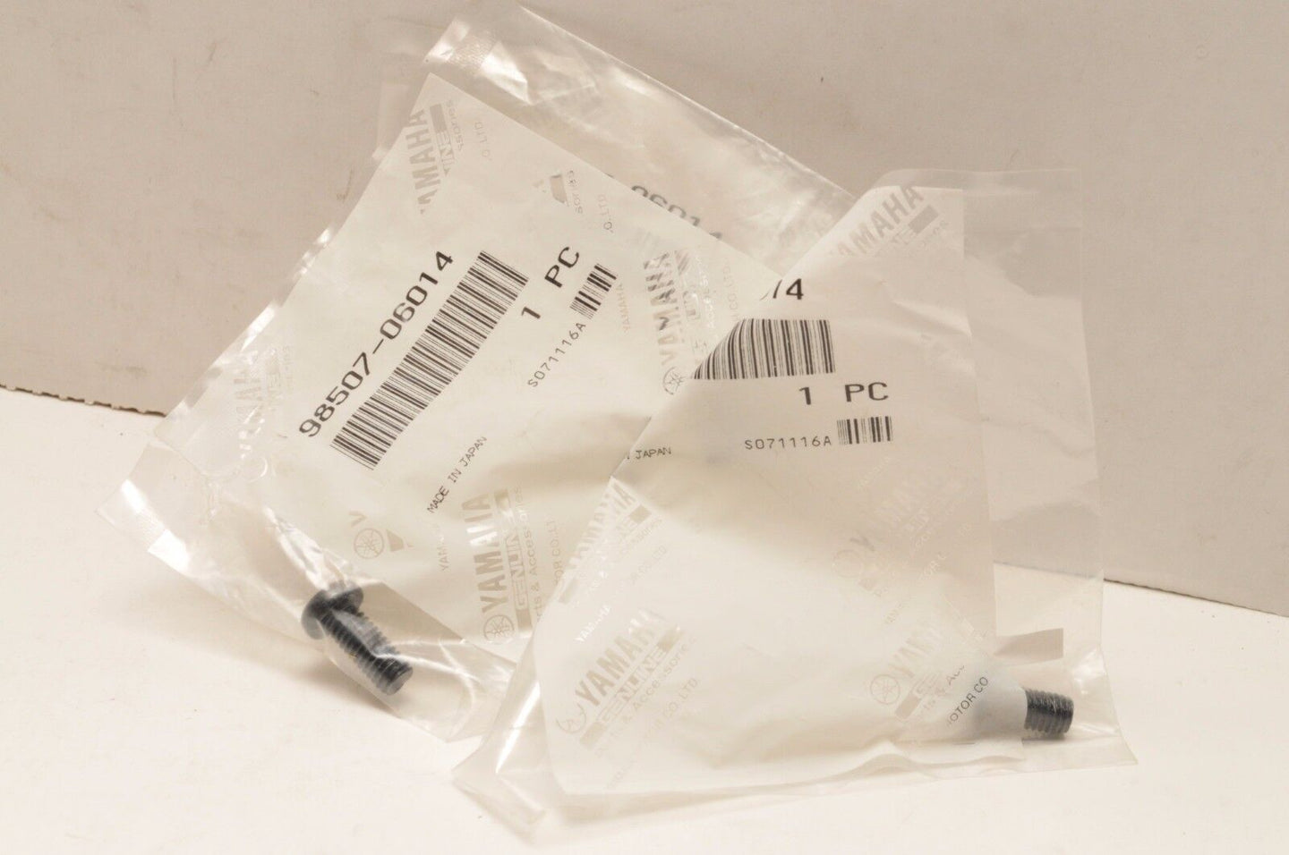 NEW NOS OEM YAMAHA SCREW Qty:3 MAGNETO/FUEL TANK/SIDE COVER 98507-06014 +++ - Like New