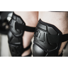 Load image into Gallery viewer, ICON KNEE FIELD ARMOR3 BK S/M 2704-0494