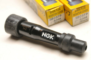(2) NGK SB05FP 8386 Spark Plug Resistor Caps / Capuchons de Résistance