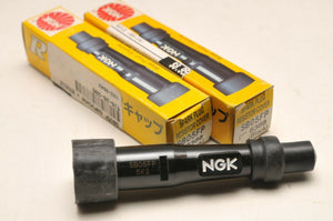 (2) NGK SB05FP 8386 Spark Plug Resistor Caps / Capuchons de Résistance