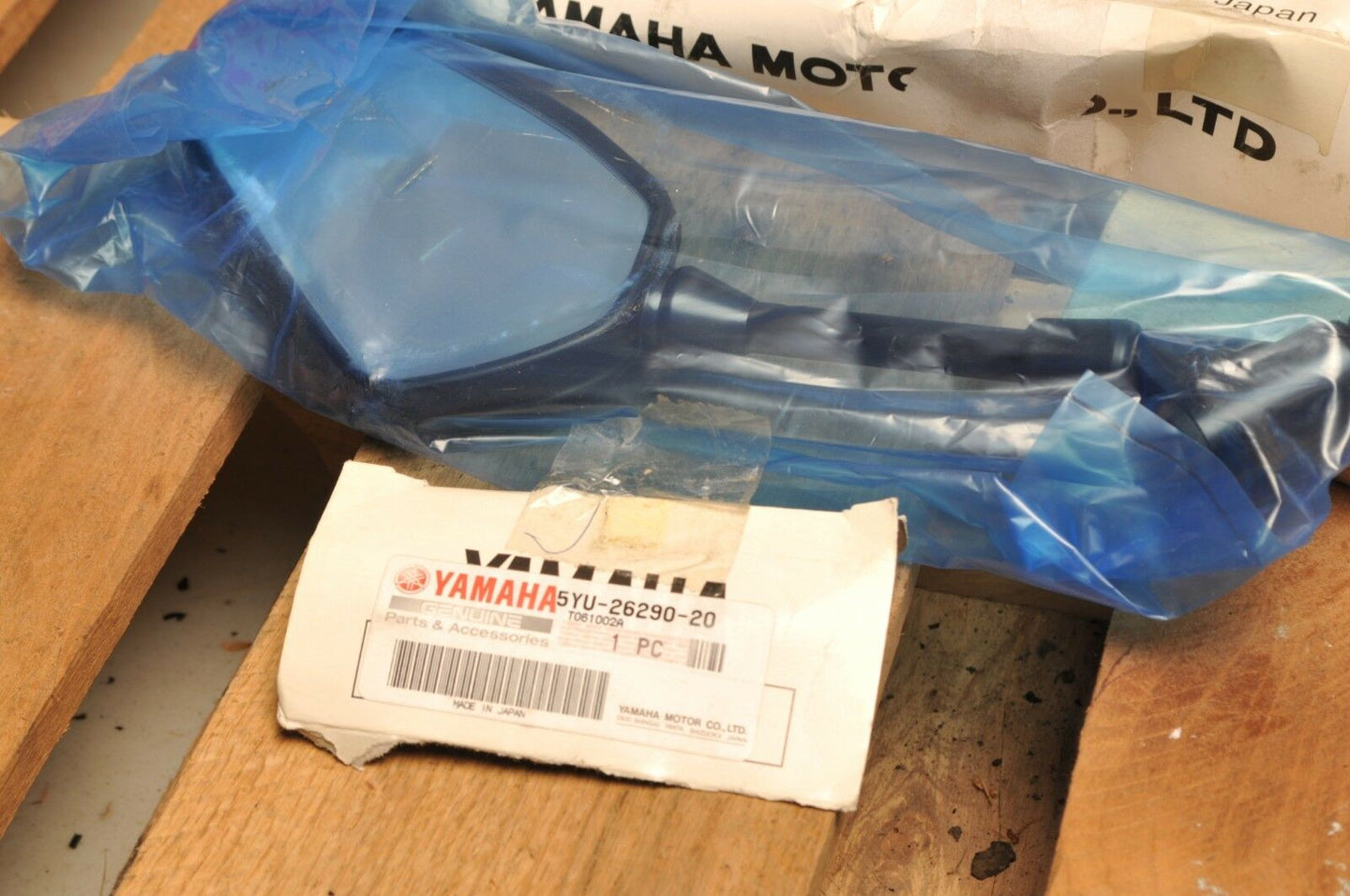 NOS OEM YAMAHA 5YU-26290-20 MIRROR (RIGHT) MT01 MT-01 (FZ1)