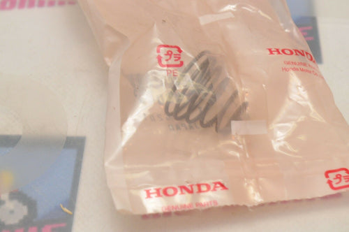 NOS OEM Honda 22864-MB0-003 SPRING,CLUTCH SLAVE CB550 VF750 V45 SABRE SHADOW++ - Motomike Canada