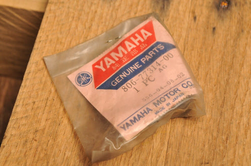 NOS OEM YAMAHA 806-77314-00 ENGINE BRACKET FITTING ARM  - EW643B SL433 GP433B+ - Motomike Canada