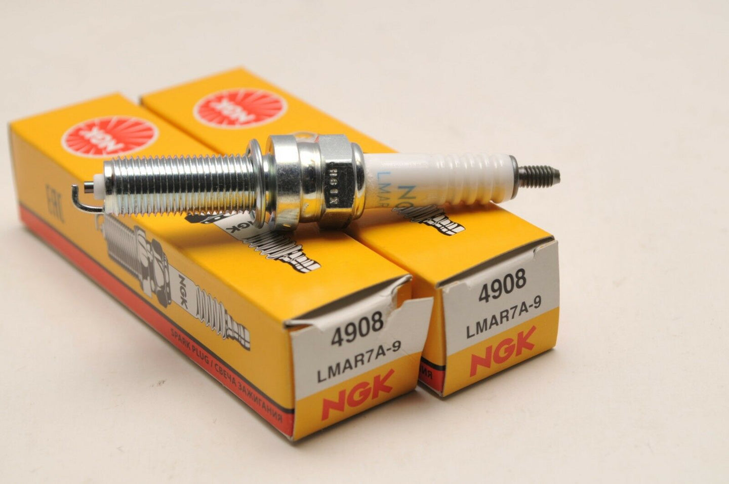(2) NGK LMAR7A-9 Spark Plug Plugs Bougies-Lot of Two / Lot de Deux 4908 KTM Husq