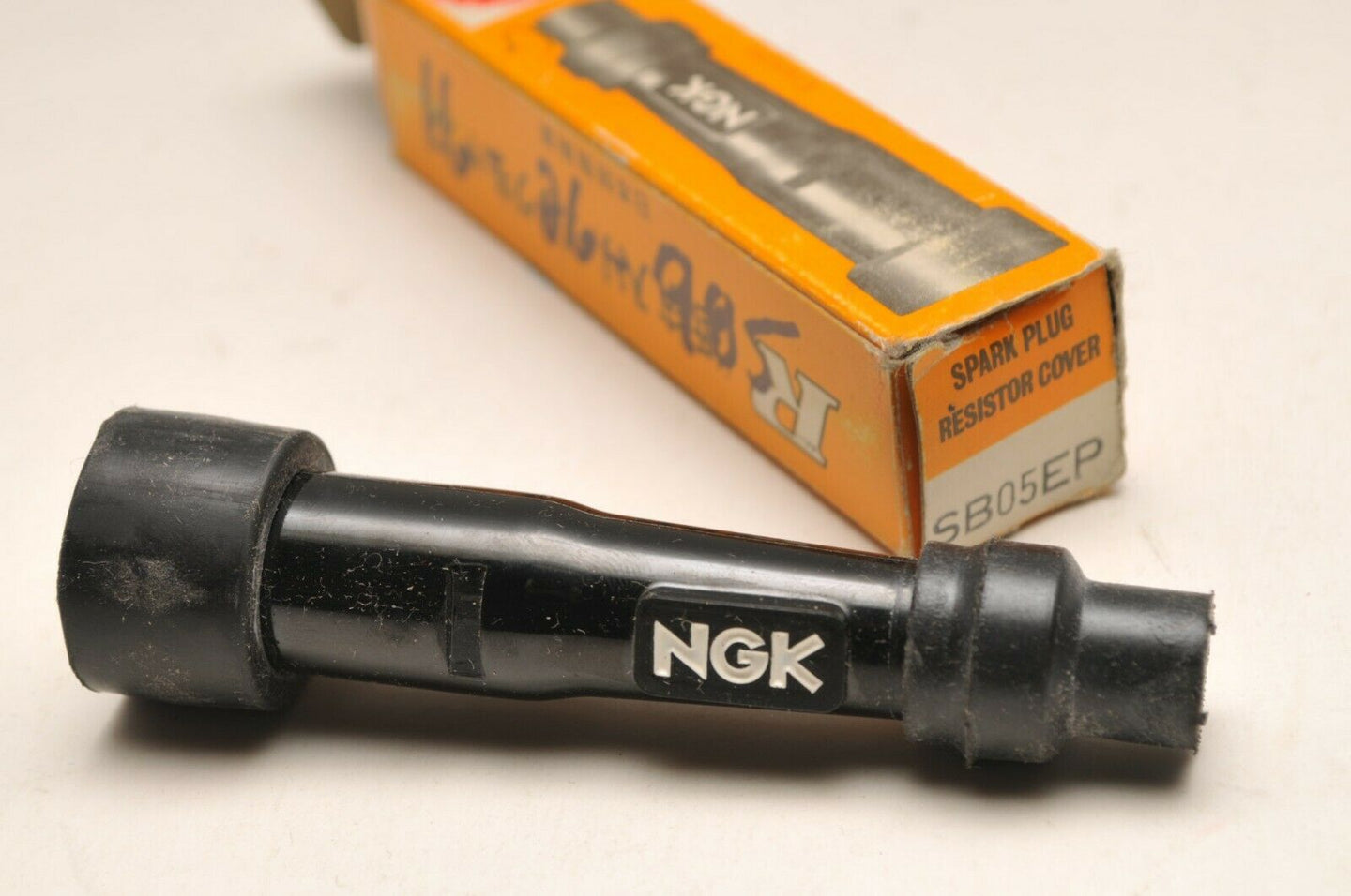 NGK SB05EP 8384 Spark Plug Resistor Cap / Capuchon de Résistance