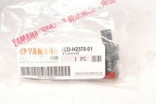 Load image into Gallery viewer, Genuine Yamaha 1CD-H2370-01-00 plug cap assembly, Zuma Vino 50F 50X C3 ++