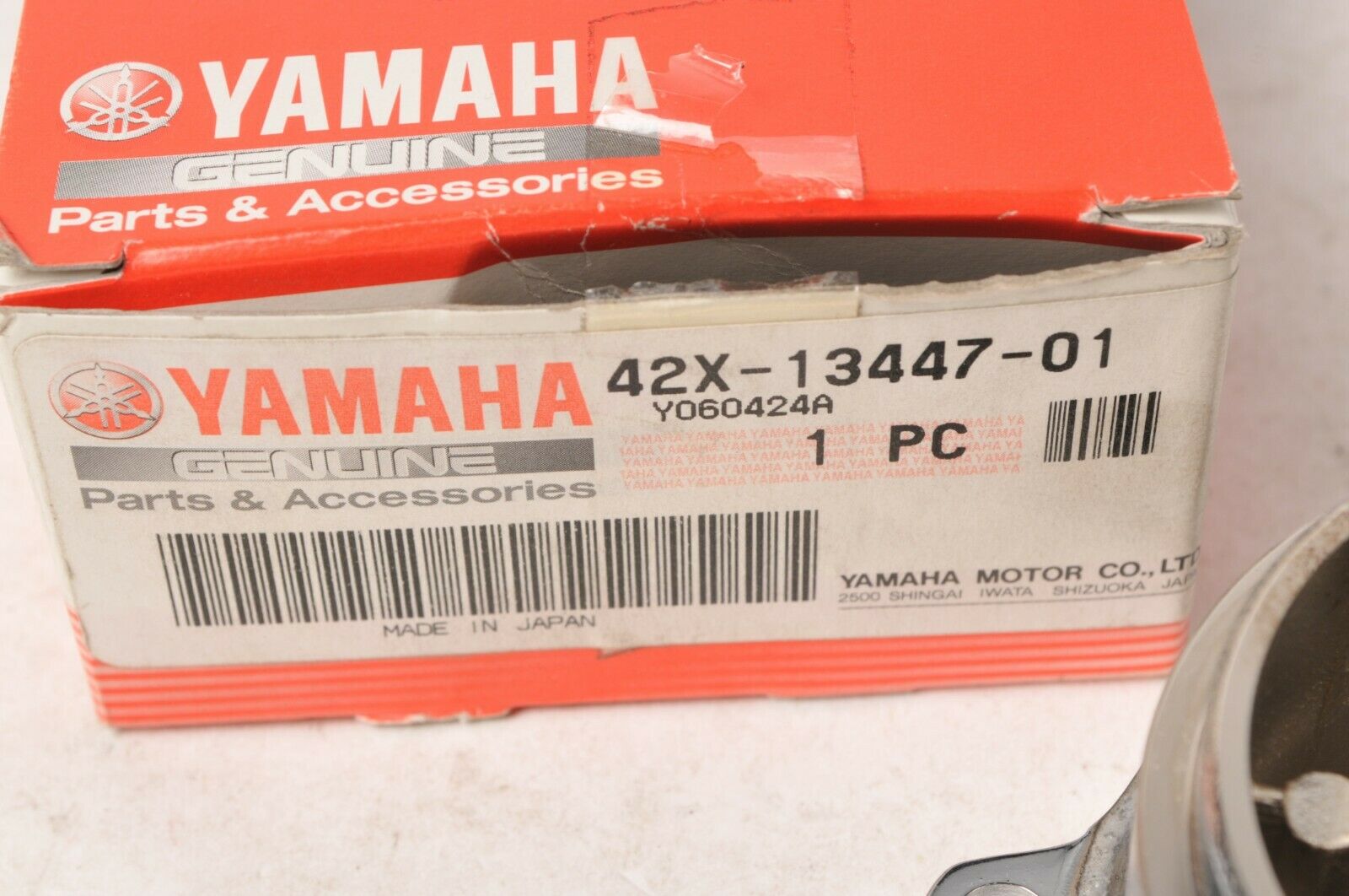Yamaha F2X-U517C-00-00 - Superseded by F2X-U517C-01-00 - LOCK, LID